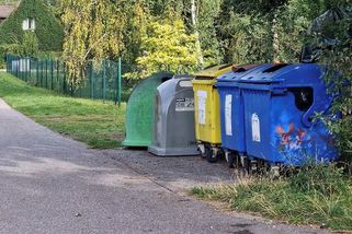 Policie zadržela matku mrtvého novorozence z kontejneru na Semilsku - Novinky